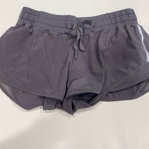 Lululemon hotty hot high rise lined short 2.5”